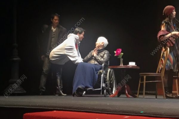 许晴年后胖七斤，竟将旗袍纽扣崩掉三颗，年后如何减肥？(1)