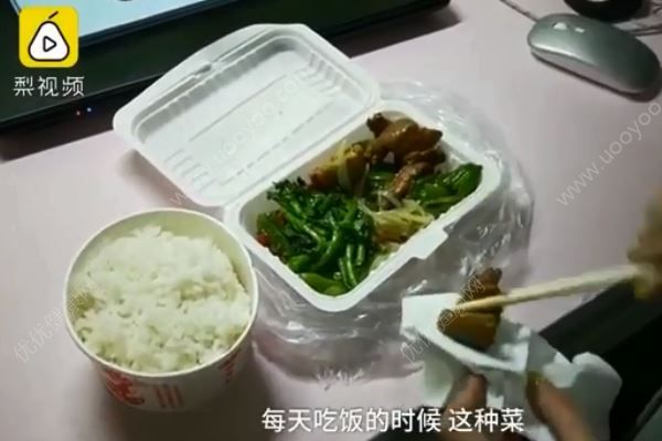 表演系女生吃饭用纸吸油，因为长胖会挂科！(1)