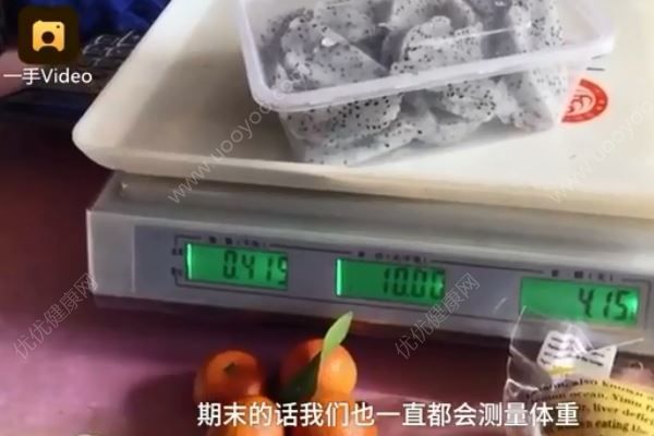 表演系女生吃饭用纸吸油，因为长胖会挂科！(4)