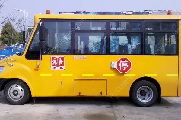 安徽宿州幼儿园校车翻车，司机身亡一名学生受伤(1)