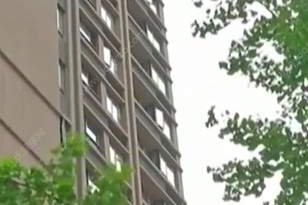 又见高空抛物！4岁女童被烟盒砸伤(3)