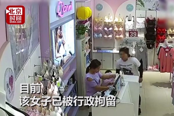 儿子玩店员手机，妈妈趁机将手机藏起来揣走(4)