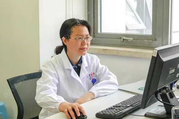 二胎妈妈将多余奶水喂给7岁姐姐，导致女孩性早熟(1)