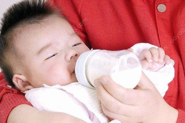 二胎妈妈将多余奶水喂给7岁姐姐，导致女孩性早熟(3)