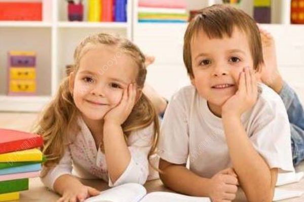 幼儿园内男童遭老师“背摔”，园方：当事老师解聘(3)