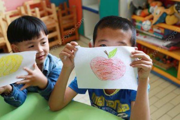 幼儿园内男童遭老师“背摔”，园方：当事老师解聘(4)