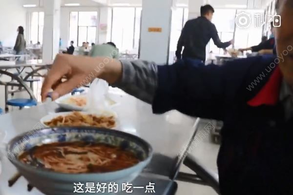 食堂大爷捡学生剩饭吃，看到粮食糟蹋心里不舒坦(4)