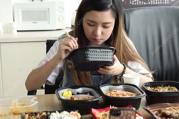 杭州94斤大胃王美女：一顿吃8斤炒饭，吃太多有哪些危害？(1)