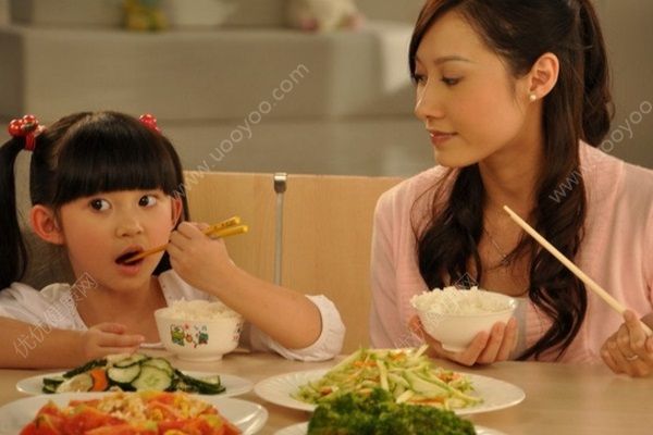 杭州94斤大胃王美女：一顿吃8斤炒饭，吃太多有哪些危害？(4)