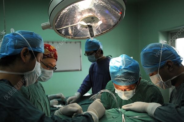 手术刀断在肚子里，医院：因为病人骨头较硬(1)