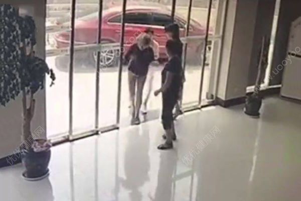 女教师追打婆婆被停课，丈夫恳求网友：评论留余地莫酿悲剧(1)