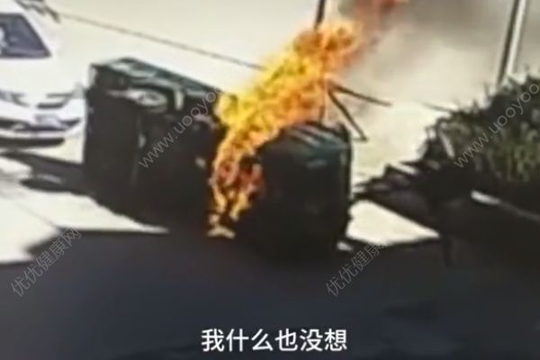 救命4连踹！三轮车侧翻起火司机被困，男子踹碎挡风玻璃救人(3)