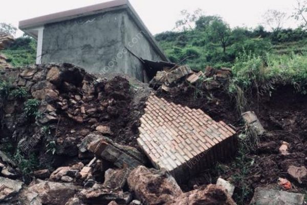 甘肃暴洪灾害，15人死4人失踪(1)
