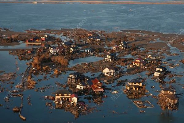 约1.53米高海啸袭击西班牙，道路被毁物品漂流，海啸急救措施(3)