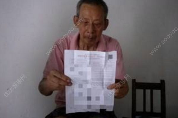 老人被撞被谣传成碰瓷高手，老人带认定书证清白(1)