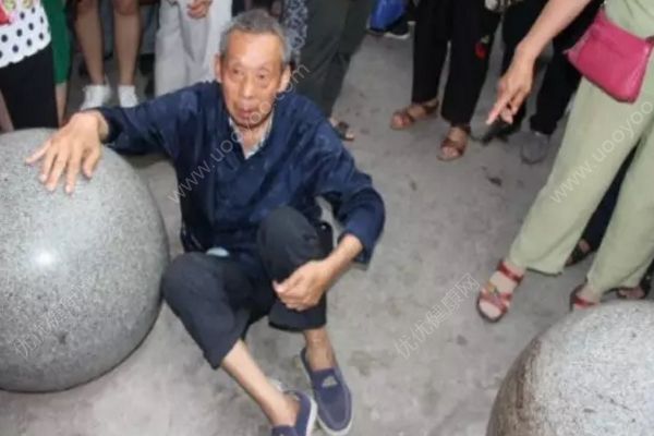 老人被撞被谣传成碰瓷高手，老人带认定书证清白(2)