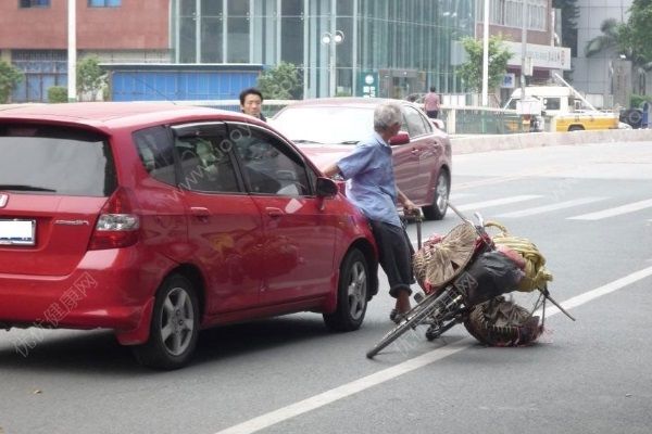 老人被撞被谣传成碰瓷高手，老人带认定书证清白(3)