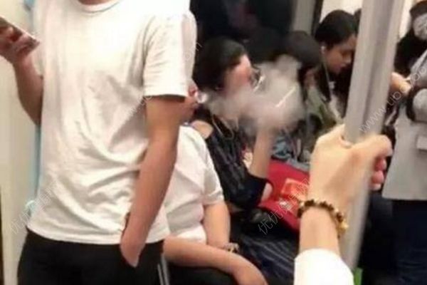 女子北京地铁内抽电子烟，老人制止反被女子辱骂(1)