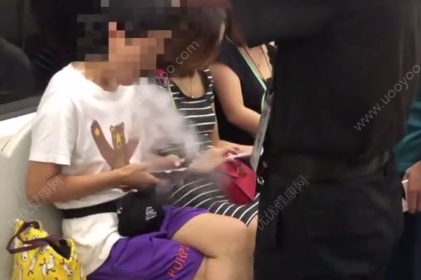 女子北京地铁内抽电子烟，老人制止反被女子辱骂(2)