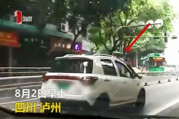 男子驾车一路狂飙，俩交警挂车身上被拖行数百米(1)