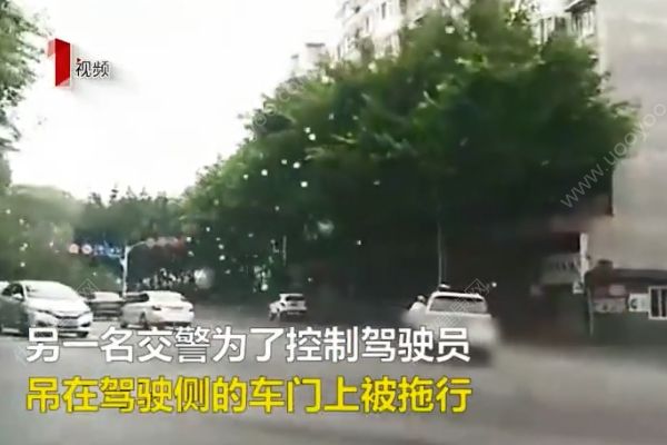 男子驾车一路狂飙，俩交警挂车身上被拖行数百米(2)
