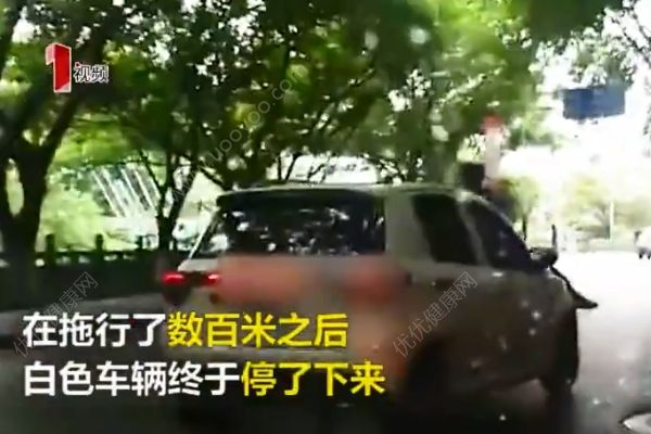 男子驾车一路狂飙，俩交警挂车身上被拖行数百米(3)