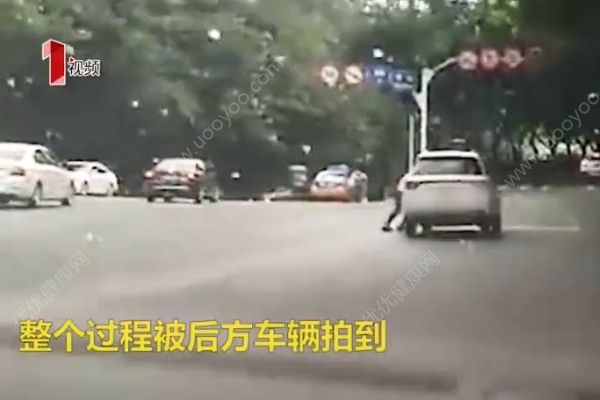 男子驾车一路狂飙，俩交警挂车身上被拖行数百米(4)