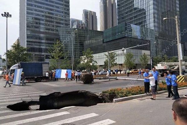 沈阳路面塌陷，信号灯掉入5米深坑，遭遇塌陷怎么办？(1)