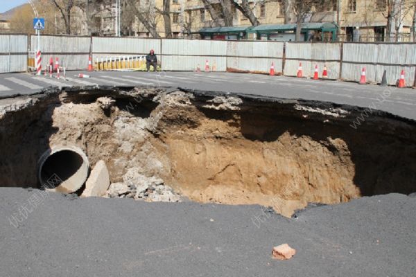 沈阳路面塌陷，信号灯掉入5米深坑，遭遇塌陷怎么办？(2)