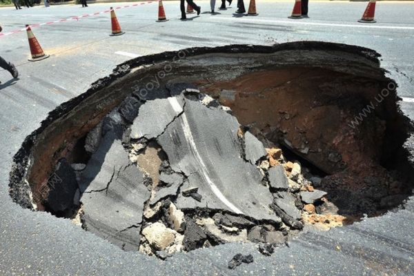 沈阳路面塌陷，信号灯掉入5米深坑，遭遇塌陷怎么办？(3)
