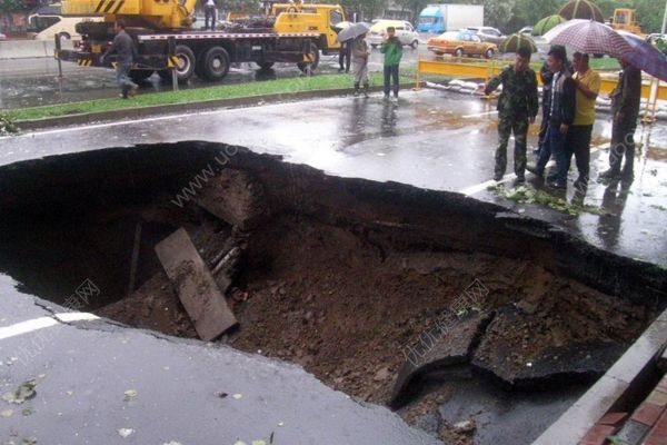沈阳路面塌陷，信号灯掉入5米深坑，遭遇塌陷怎么办？(4)