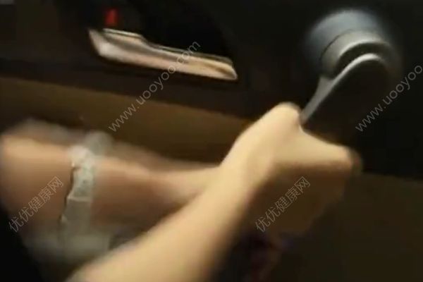 曹操专车司机不让女乘客下车：光天化日怕什么(2)