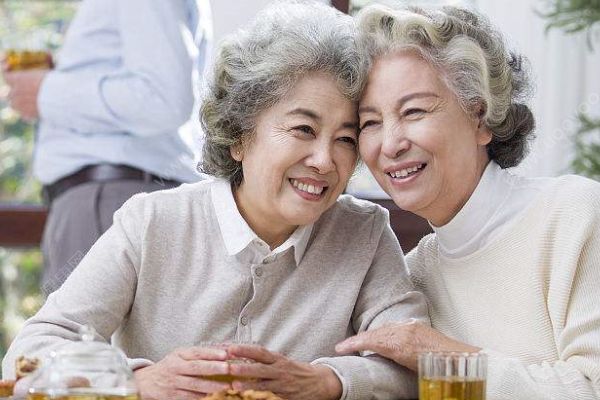 82岁老太买上万元保健品服用，绝经30年后再来例假(4)